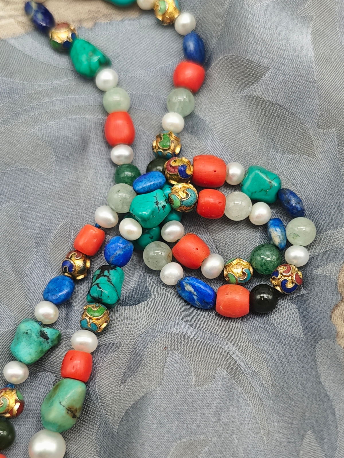 Collana multicolore turchese, corallo, lapislazzuli, avventurina, cloisonne, perle argento