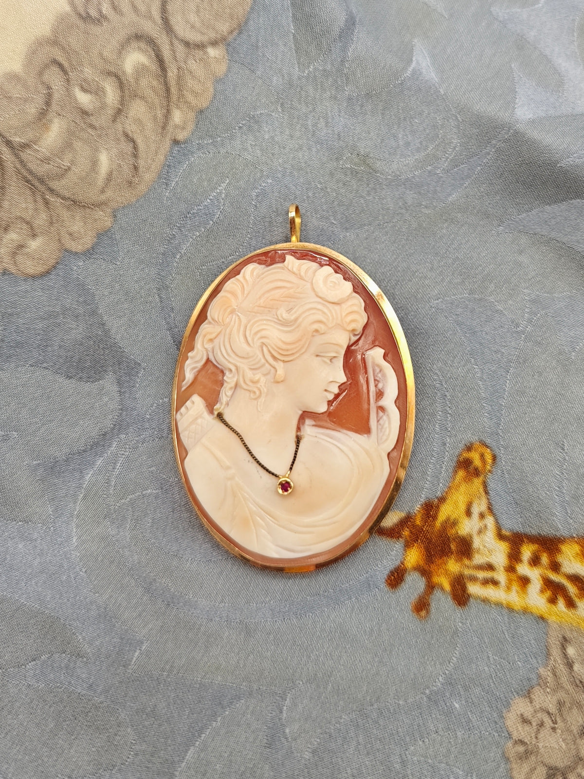 Spilla pendente cameo italiano oro giallo 18 KT rubini