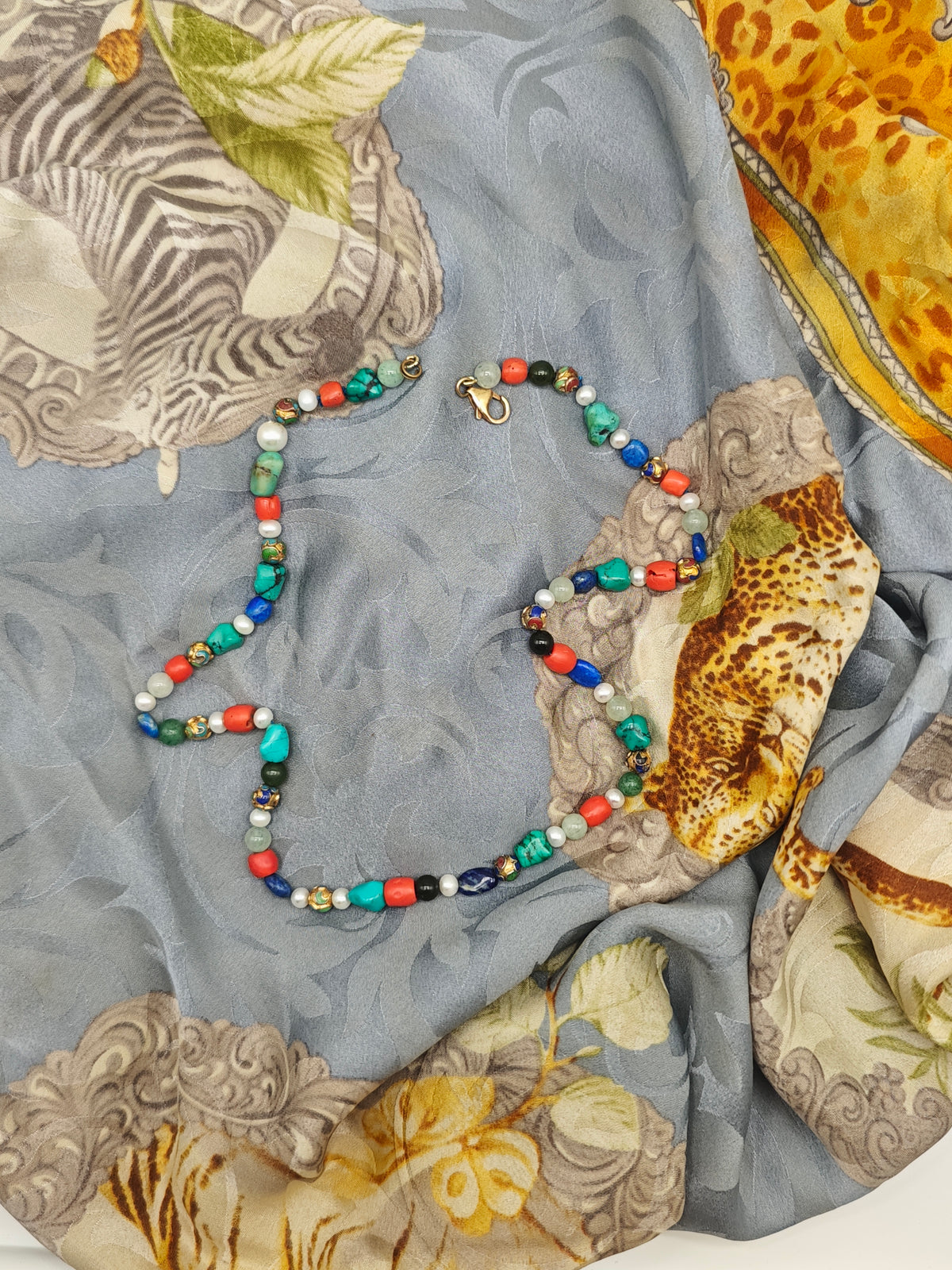 Collana multicolore turchese, corallo, lapislazzuli, avventurina, cloisonne, perle argento