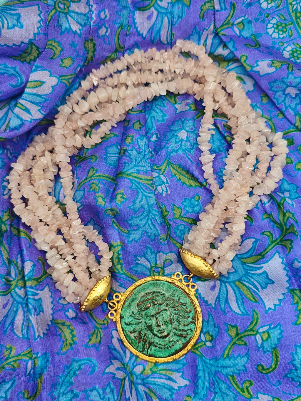 Collana quarzo rosa, moneda antica medusa scenografica vintage