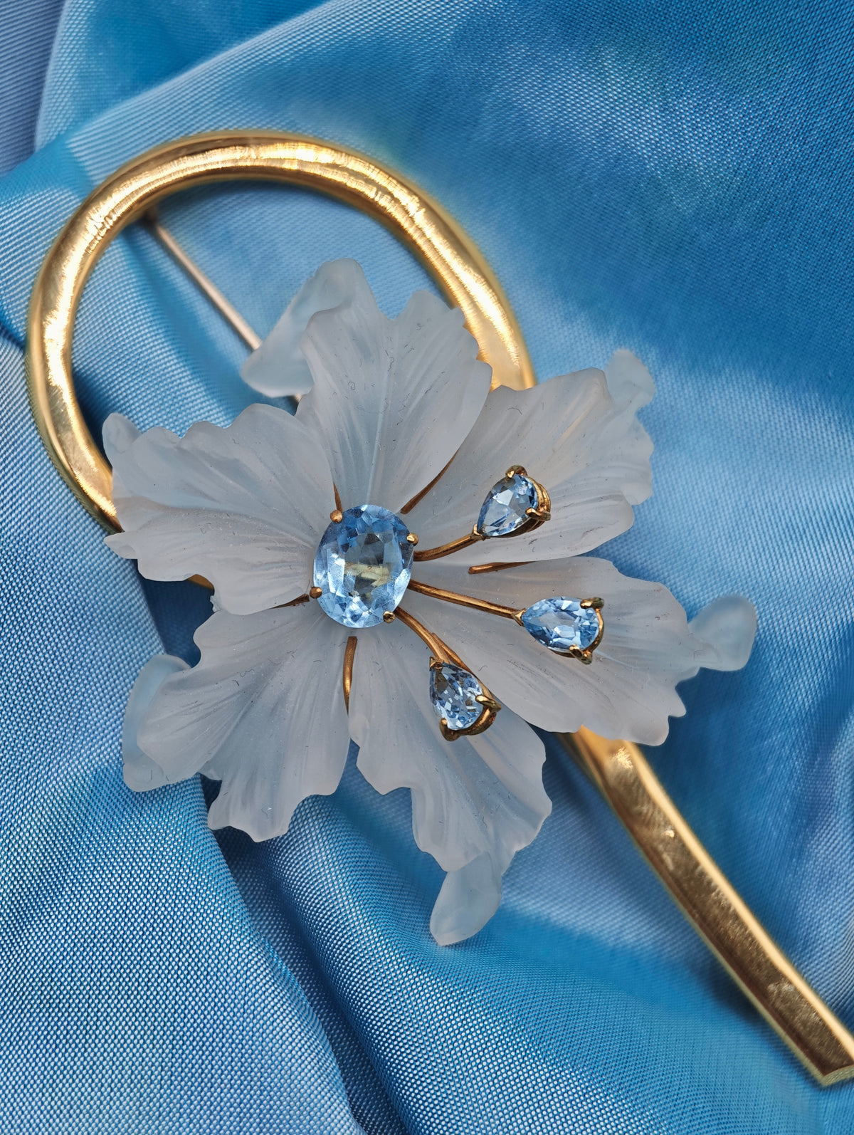 Spilla di grandi dimensioni fiore cristallo di rocca intagliato topazio oro giallo 18 kt vintage Italia