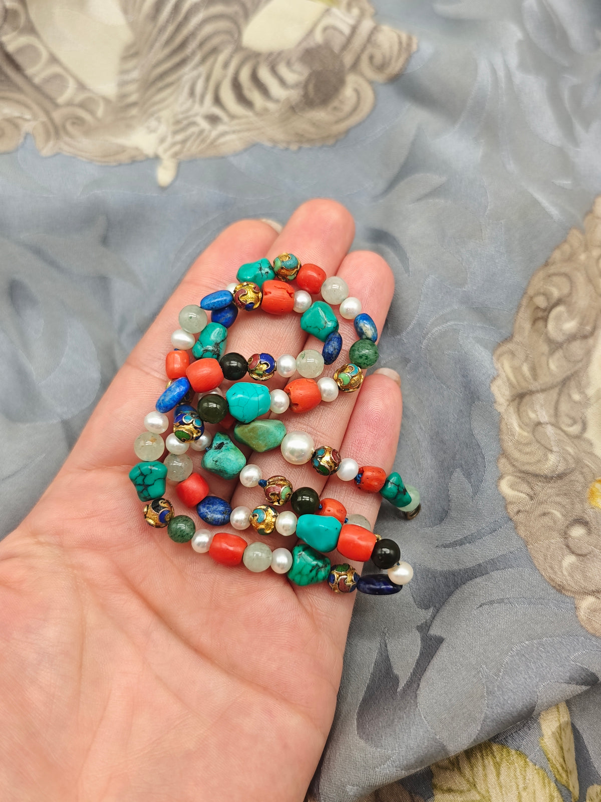Collana multicolore turchese, corallo, lapislazzuli, avventurina, cloisonne, perle argento