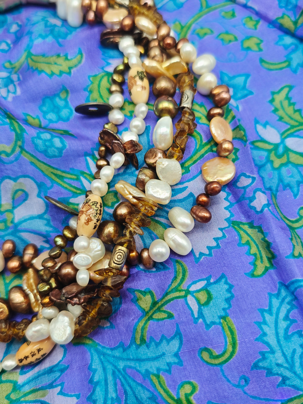 Collana perle Brown Gold, perle coltivate bianche, ambra, elementi ispirazione cinese vintage multi filo
