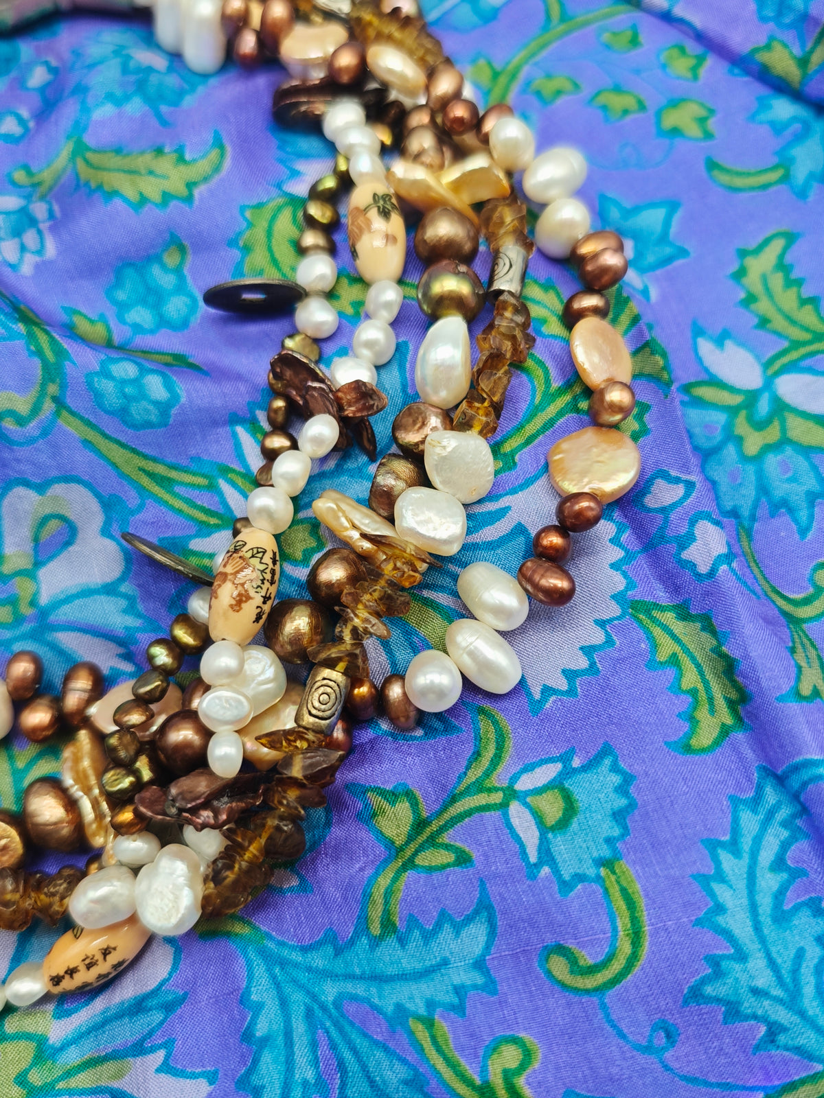 Collana perle Brown Gold, perle coltivate bianche, ambra, elementi ispirazione cinese vintage multi filo