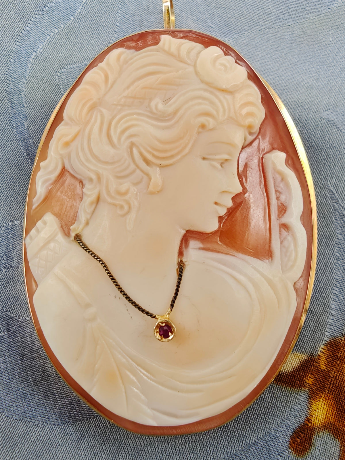 Spilla pendente cameo italiano oro giallo 18 KT rubini