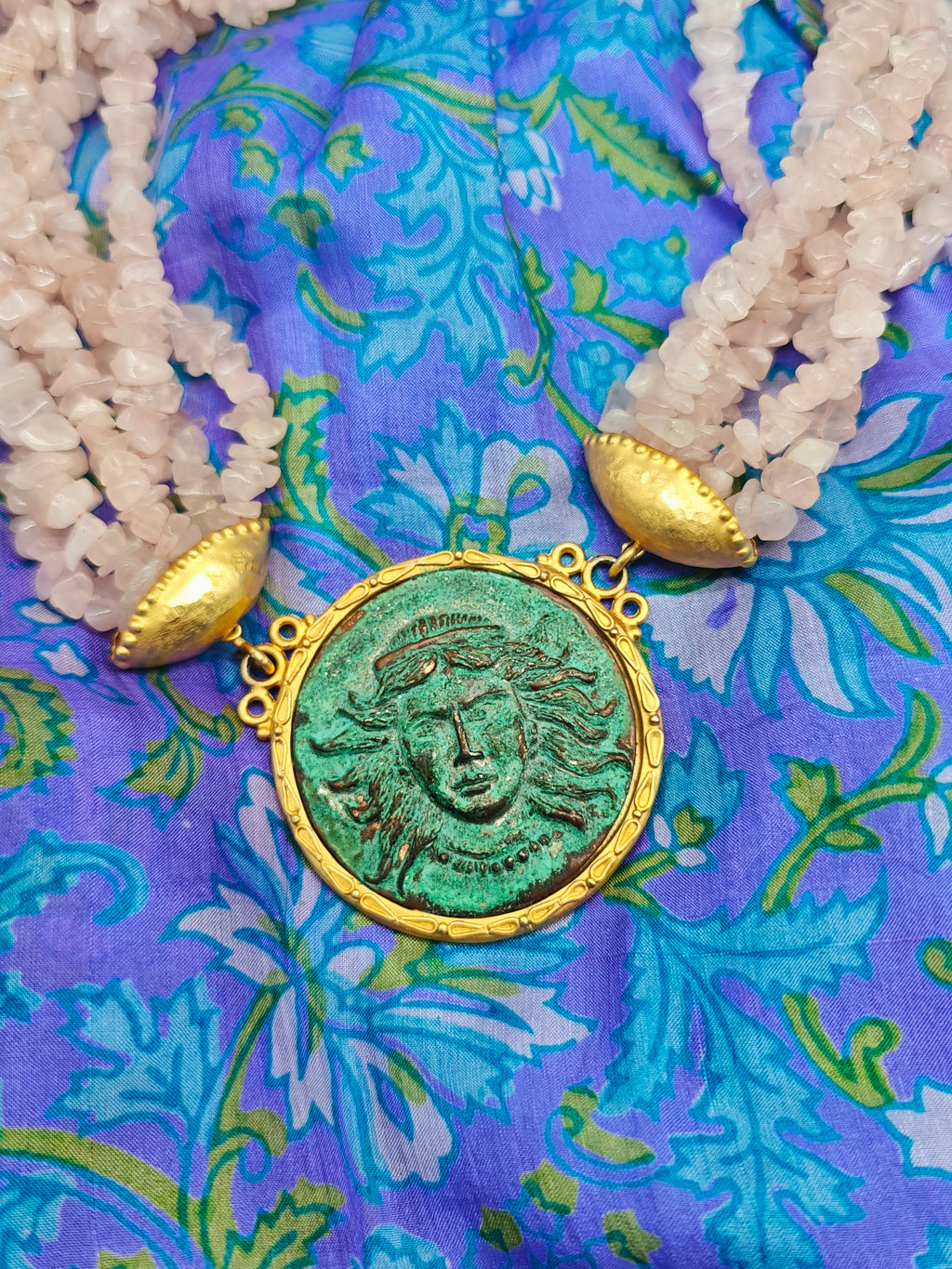 Collana quarzo rosa, moneda antica medusa scenografica vintage