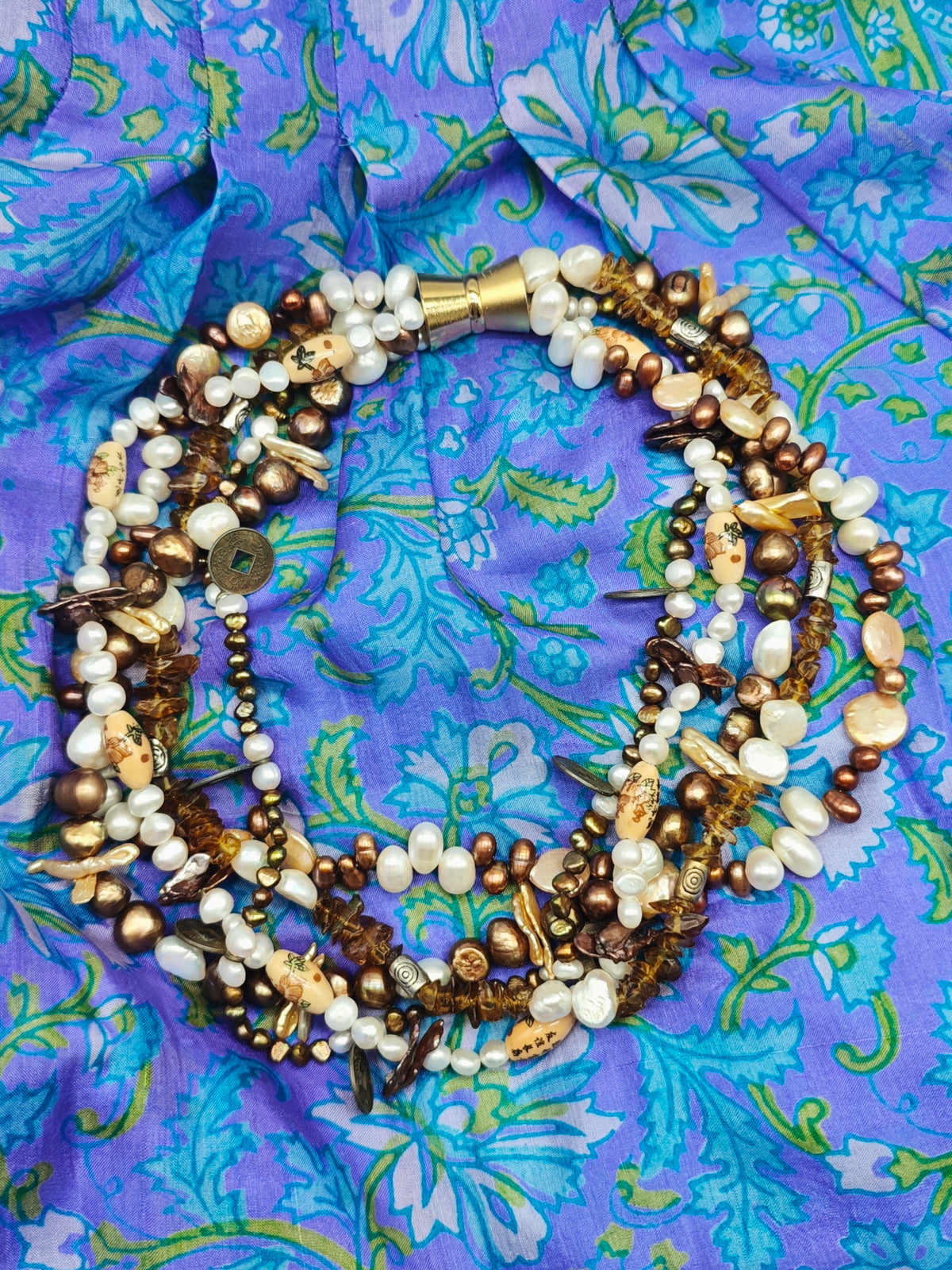 Collana perle Brown Gold, perle coltivate bianche, ambra, elementi ispirazione cinese vintage multi filo