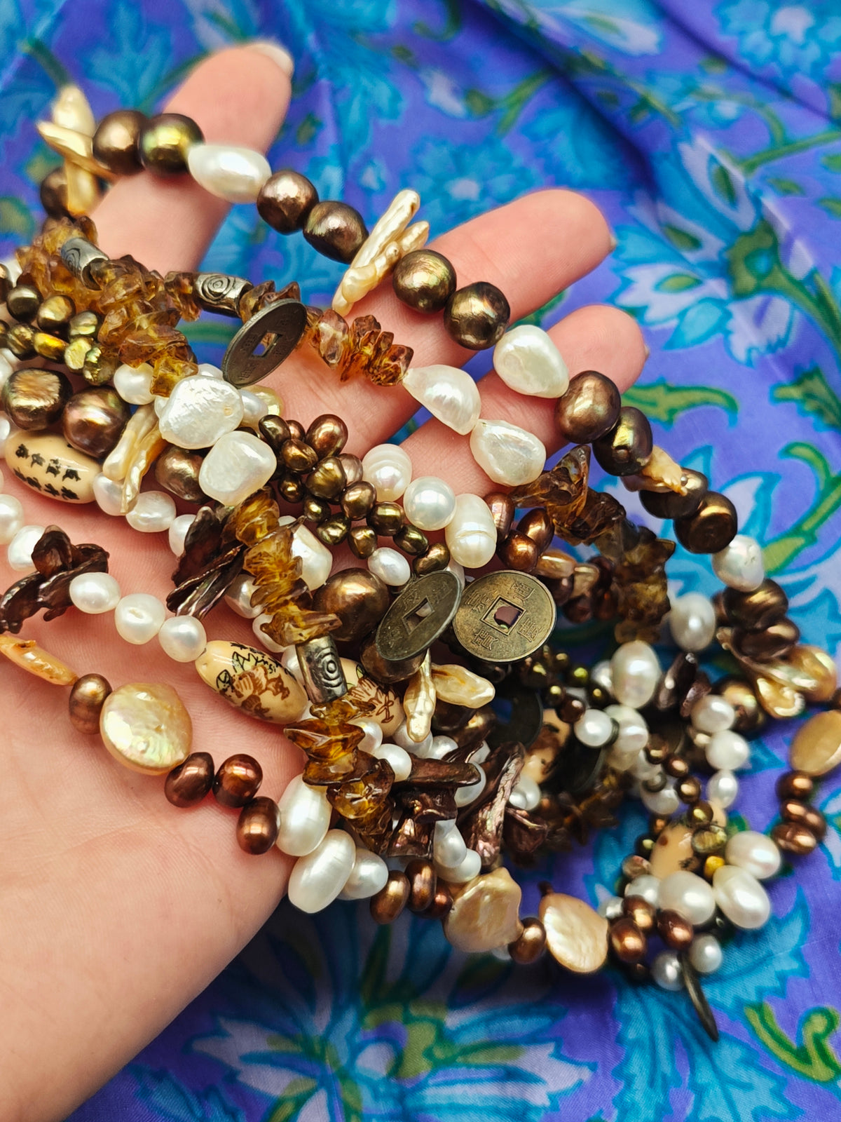 Collana perle Brown Gold, perle coltivate bianche, ambra, elementi ispirazione cinese vintage multi filo