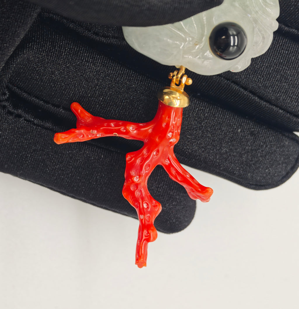Ciondolo giada incisa, corallo rosso, oro giallo 18 KT, diamanti, onice, granato