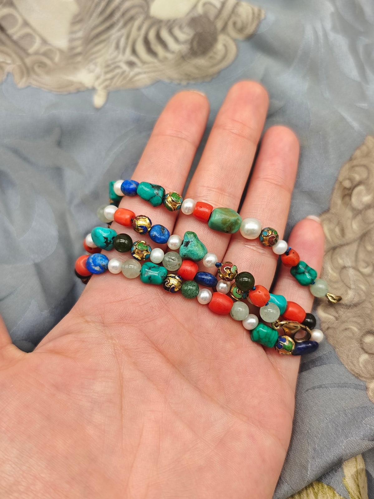 Collana multicolore turchese, corallo, lapislazzuli, avventurina, cloisonne, perle argento