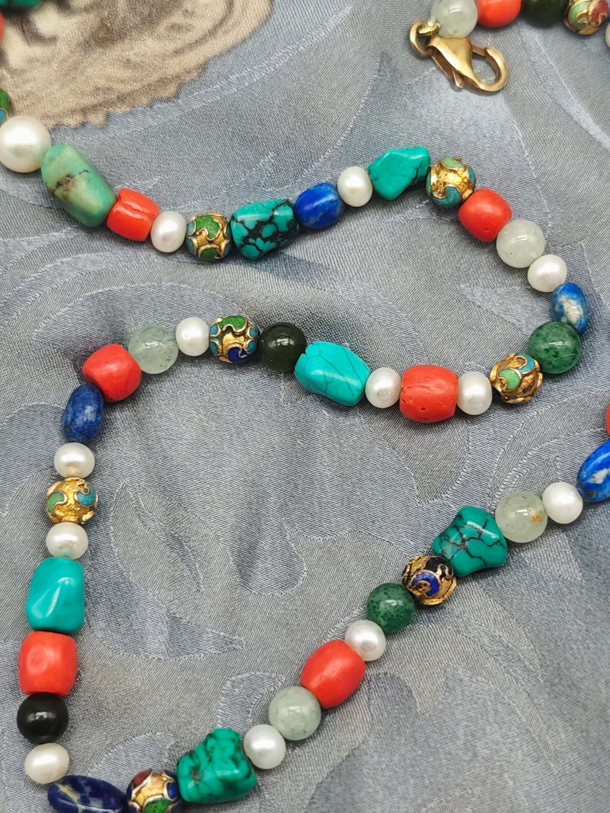 Collana multicolore turchese, corallo, lapislazzuli, avventurina, cloisonne, perle argento