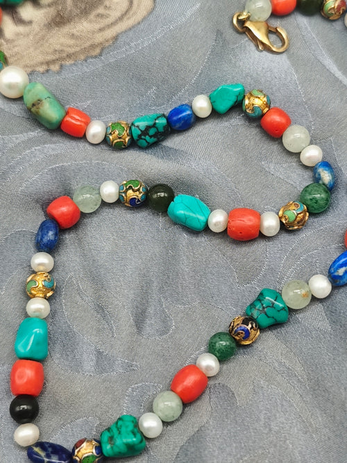 Collana multicolore turchese, corallo, lapislazzuli, avventurina, cloisonne, perle argento