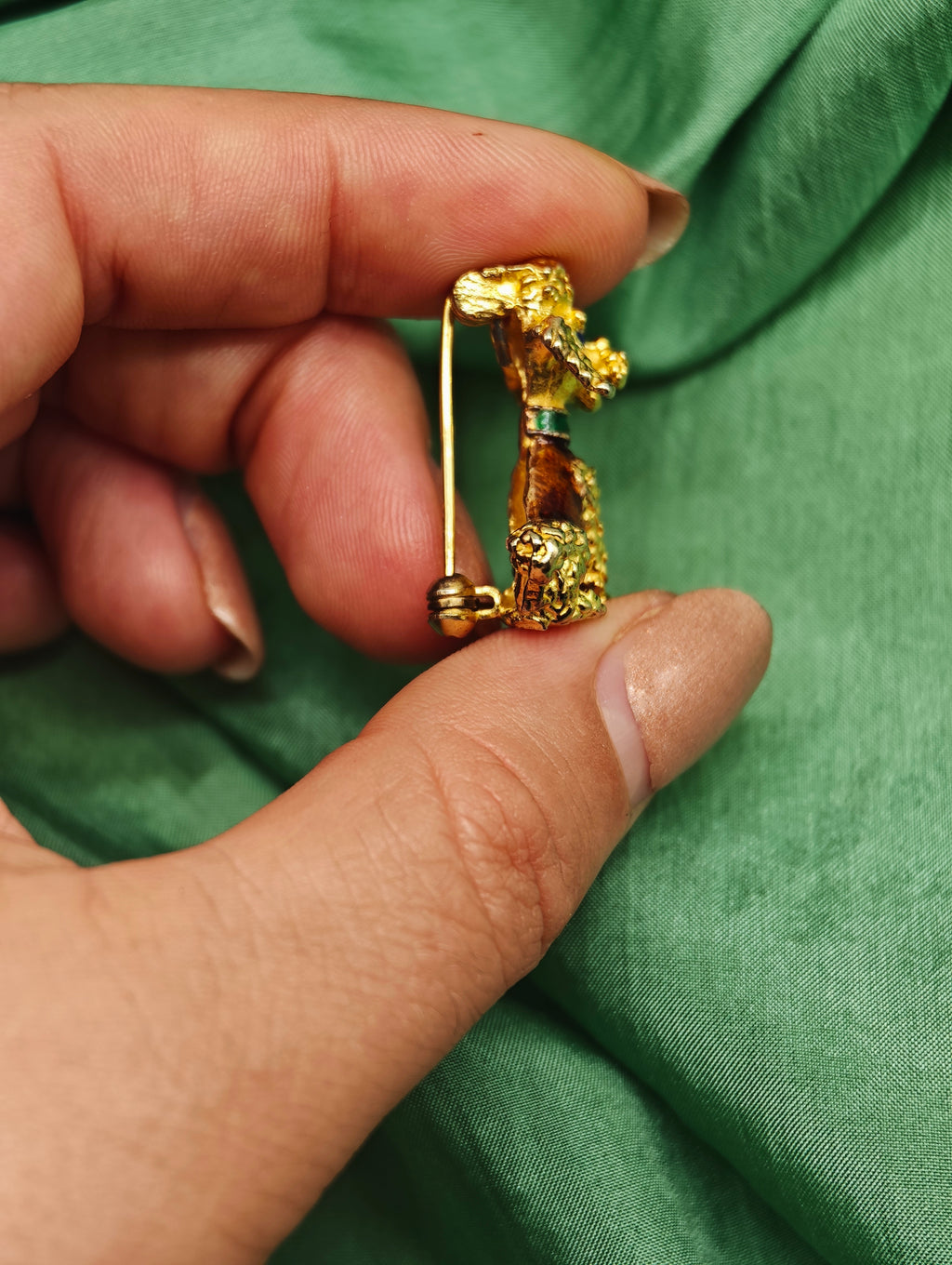 Spilla barboncino argento 800 con smalti placcato oro