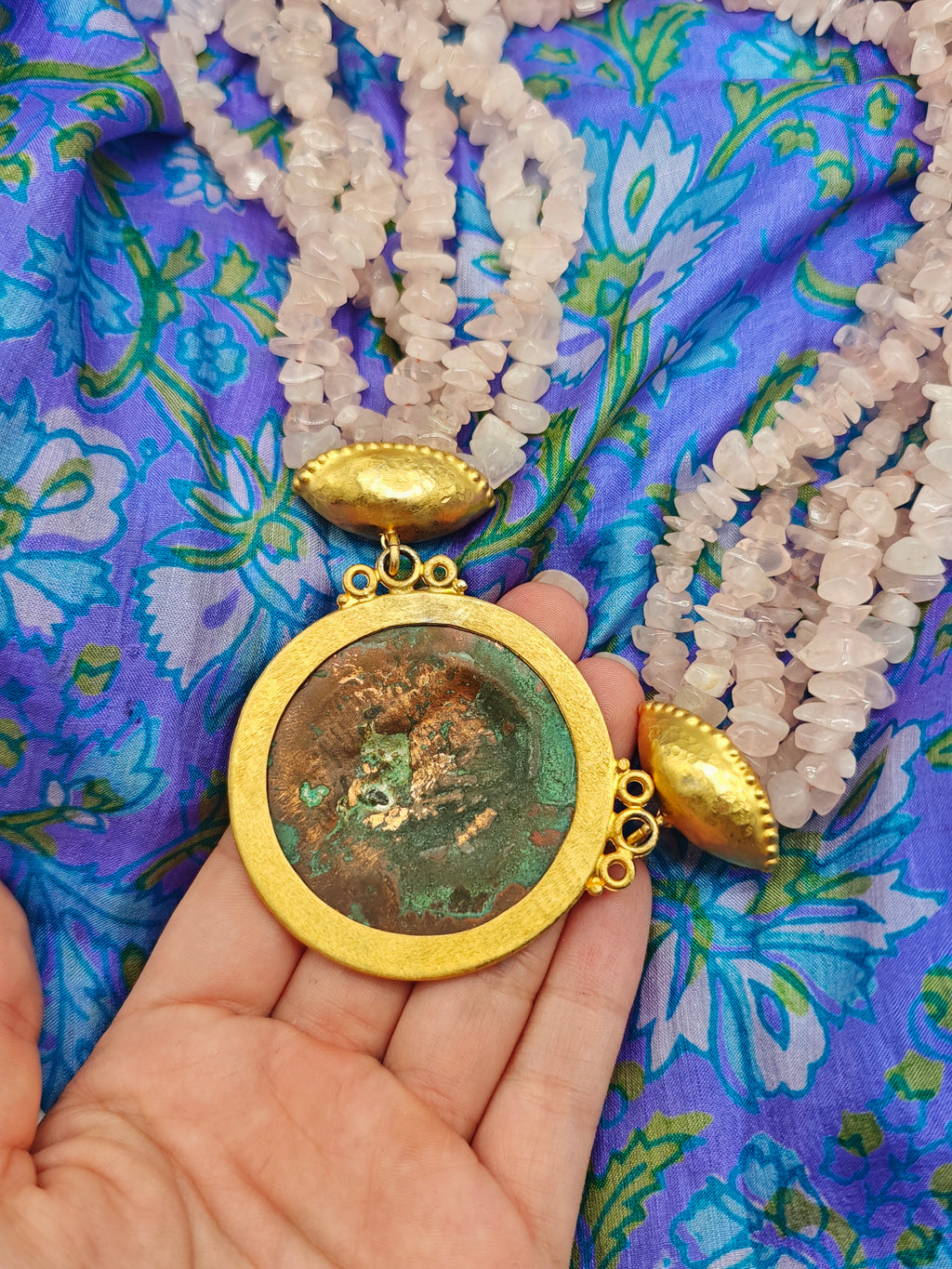 Collana quarzo rosa, moneda antica medusa scenografica vintage