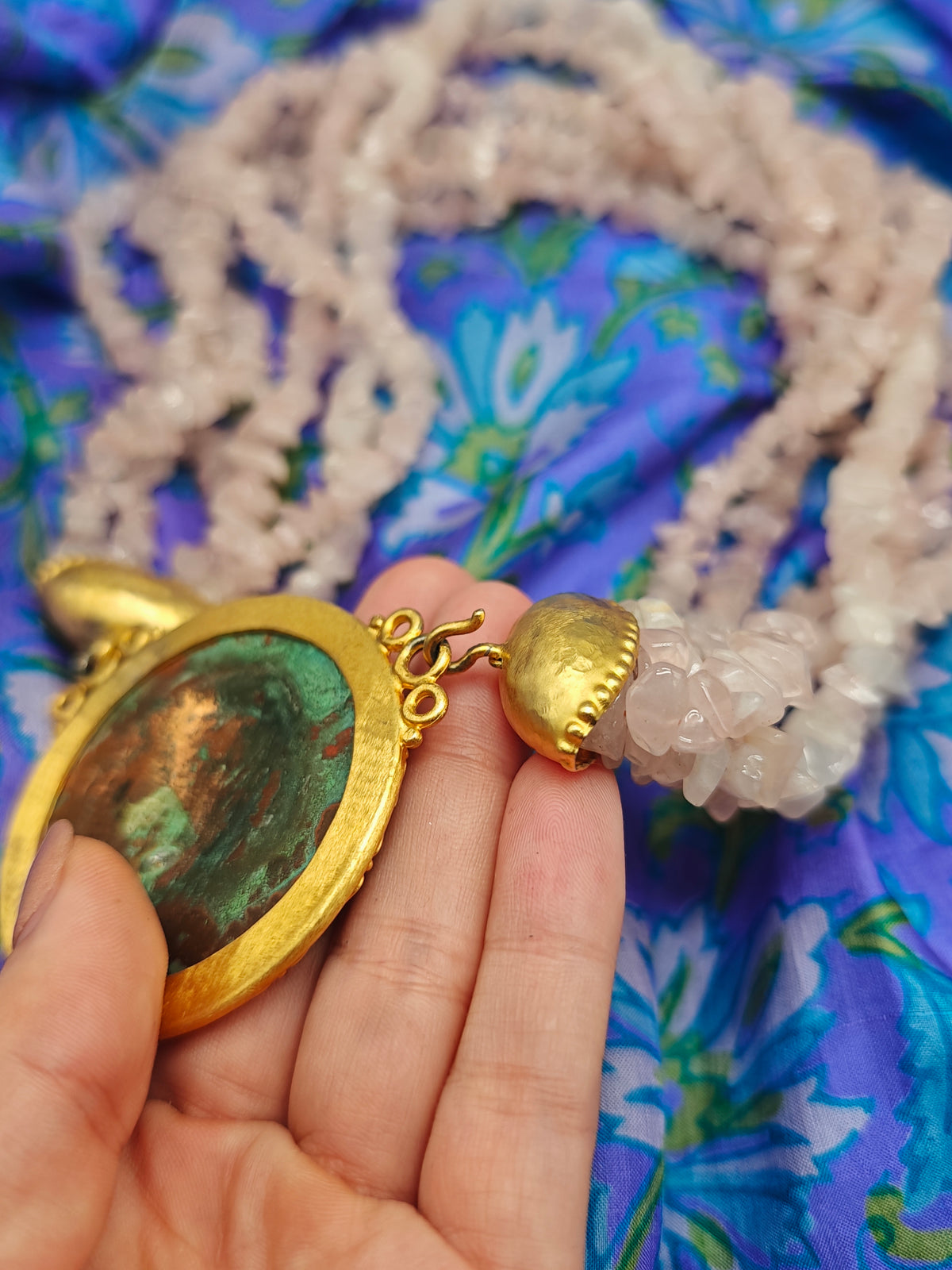 Collana quarzo rosa, moneda antica medusa scenografica vintage