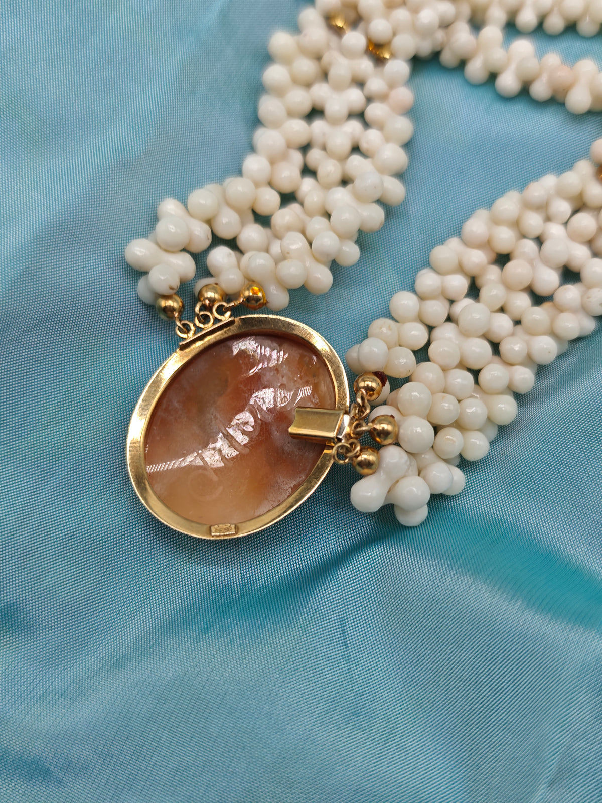 Collana corallo bianco tre fili cameo oro giallo 18 kt vintage gioiello italiano torre del greco