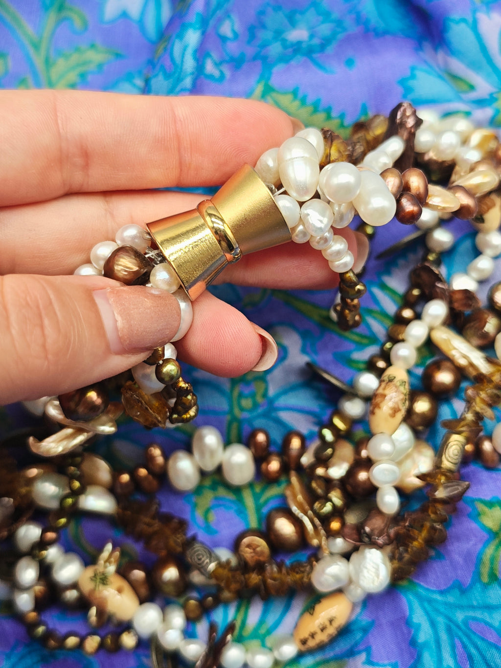 Collana perle Brown Gold, perle coltivate bianche, ambra, elementi ispirazione cinese vintage multi filo