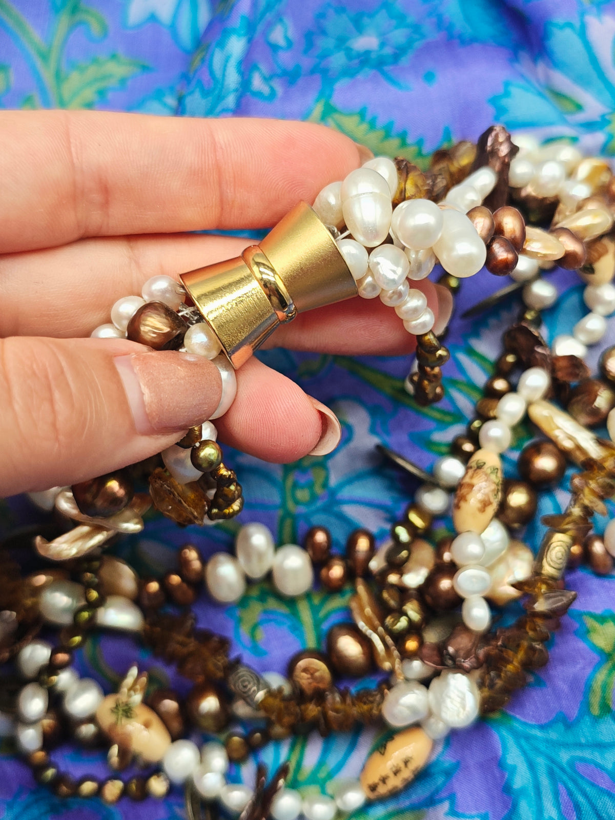 Collana perle Brown Gold, perle coltivate bianche, ambra, elementi ispirazione cinese vintage multi filo