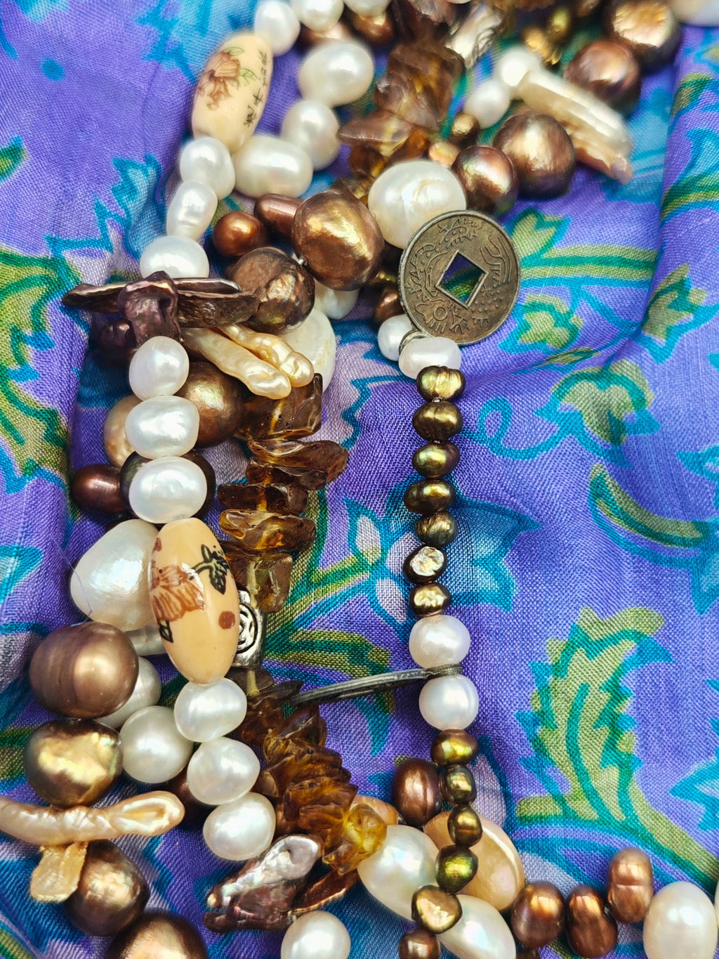 Collana perle Brown Gold, perle coltivate bianche, ambra, elementi ispirazione cinese vintage multi filo
