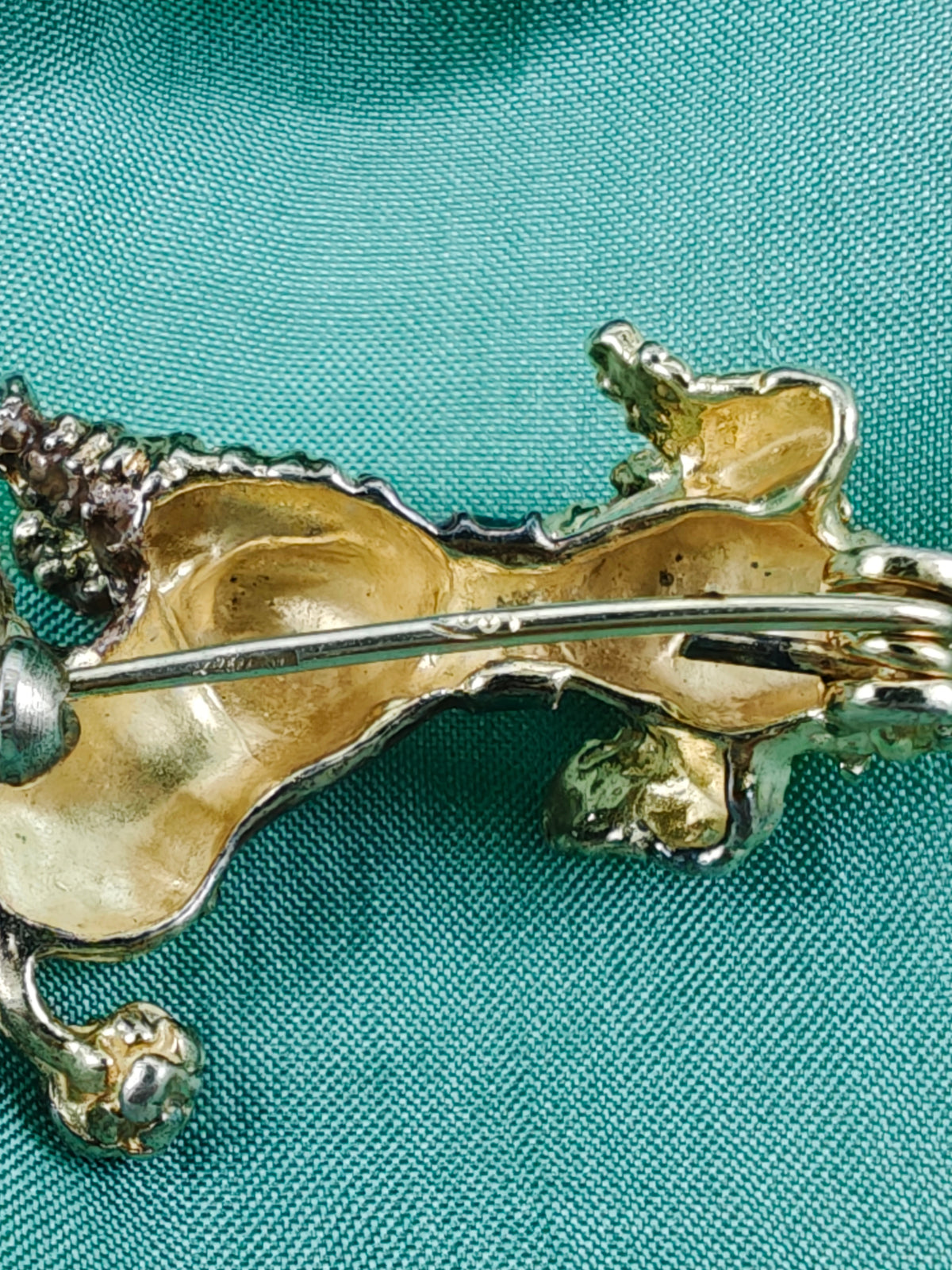 Spilla barboncino argento 800 con smalti placcato oro